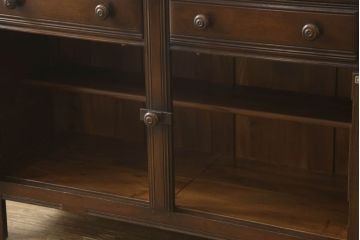 ヴィンテージ家具　イギリスヴィンテージ　ERCOL(アーコール)　old colonial(オールドコロニアル)　彫りの装飾が目を引くクラシカルなサイドボード(収納棚、キャビネット、ビンテージ)(R-050192)