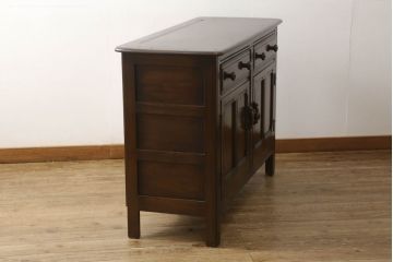 ヴィンテージ家具　イギリスヴィンテージ　ERCOL(アーコール)　old colonial(オールドコロニアル)　彫りの装飾が目を引くクラシカルなサイドボード(収納棚、キャビネット、ビンテージ)(R-050192)