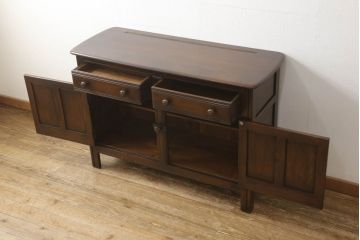 ヴィンテージ家具　イギリスヴィンテージ　ERCOL(アーコール)　old colonial(オールドコロニアル)　彫りの装飾が目を引くクラシカルなサイドボード(収納棚、キャビネット、ビンテージ)(R-050192)