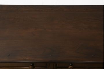 ヴィンテージ家具　イギリスヴィンテージ　ERCOL(アーコール)　old colonial(オールドコロニアル)　彫りの装飾が目を引くクラシカルなサイドボード(収納棚、キャビネット、ビンテージ)(R-050192)