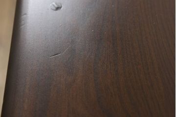 ヴィンテージ家具　イギリスヴィンテージ　ERCOL(アーコール)　old colonial(オールドコロニアル)　彫りの装飾が目を引くクラシカルなサイドボード(収納棚、キャビネット、ビンテージ)(R-050192)
