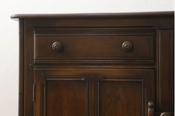 ヴィンテージ家具　イギリスヴィンテージ　ERCOL(アーコール)　old colonial(オールドコロニアル)　彫りの装飾が目を引くクラシカルなサイドボード(収納棚、キャビネット、ビンテージ)(R-050192)