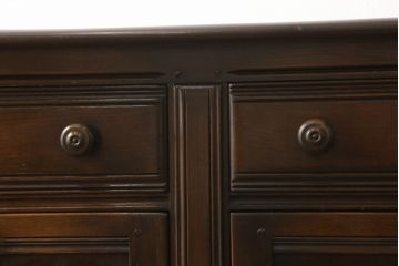 ヴィンテージ家具　イギリスヴィンテージ　ERCOL(アーコール)　old colonial(オールドコロニアル)　彫りの装飾が目を引くクラシカルなサイドボード(収納棚、キャビネット、ビンテージ)(R-050192)