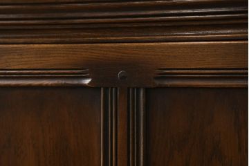 ヴィンテージ家具　イギリスヴィンテージ　ERCOL(アーコール)　old colonial(オールドコロニアル)　彫りの装飾が目を引くクラシカルなサイドボード(収納棚、キャビネット、ビンテージ)(R-050192)