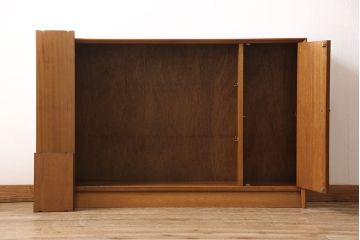 イギリスヴィンテージ　HERBERT E GIBBS(ハーバート・E・ギブス)　チーク材　サイドボード(キャビネット、ブックケース、飾り棚、ビンテージ)(R-050195)