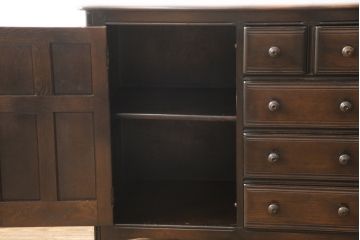 イギリスヴィンテージ　ERCOL(アーコール)　ニレ材　温かみのある木肌が魅力のクラシカルなサイドボード(収納棚、戸棚、キャビネット、ビンテージ)(R-050199)