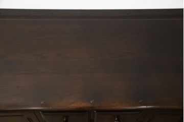 イギリスヴィンテージ　ERCOL(アーコール)　ニレ材　温かみのある木肌が魅力のクラシカルなサイドボード(収納棚、戸棚、キャビネット、ビンテージ)(R-050199)