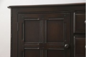 イギリスヴィンテージ　ERCOL(アーコール)　ニレ材　温かみのある木肌が魅力のクラシカルなサイドボード(収納棚、戸棚、キャビネット、ビンテージ)(R-050199)