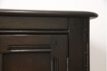 イギリスヴィンテージ　ERCOL(アーコール)　ニレ材　温かみのある木肌が魅力のクラシカルなサイドボード(収納棚、戸棚、キャビネット、ビンテージ)(R-050199)