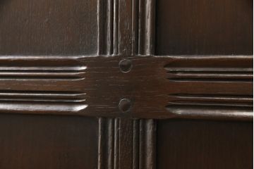 イギリスヴィンテージ　ERCOL(アーコール)　ニレ材　温かみのある木肌が魅力のクラシカルなサイドボード(収納棚、戸棚、キャビネット、ビンテージ)(R-050199)
