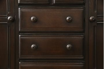 イギリスヴィンテージ　ERCOL(アーコール)　ニレ材　温かみのある木肌が魅力のクラシカルなサイドボード(収納棚、戸棚、キャビネット、ビンテージ)(R-050199)