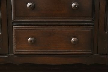 イギリスヴィンテージ　ERCOL(アーコール)　ニレ材　温かみのある木肌が魅力のクラシカルなサイドボード(収納棚、戸棚、キャビネット、ビンテージ)(R-050199)