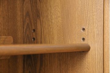 イギリスヴィンテージ　ERCOL(アーコール)　希少モデル!　ニレ材製のおしゃれな細型キャビネット(収納棚、飾り棚、食器棚、ビンテージ)(R-050200)