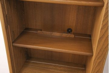 イギリスヴィンテージ　ERCOL(アーコール)　希少モデル!　ニレ材製のおしゃれな細型キャビネット(収納棚、飾り棚、食器棚、ビンテージ)(R-050200)