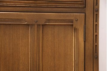 イギリスヴィンテージ　ERCOL(アーコール)　希少モデル!　ニレ材製のおしゃれな細型キャビネット(収納棚、飾り棚、食器棚、ビンテージ)(R-050200)