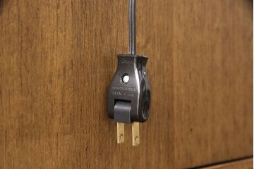 イギリスヴィンテージ　ERCOL(アーコール)　希少モデル!　ニレ材製のおしゃれな細型キャビネット(収納棚、飾り棚、食器棚、ビンテージ)(R-050200)