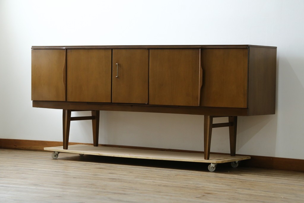 イギリスヴィンテージ　北欧　ビューティリティ Beautility　スタイリッシュな佇まいが魅力的な珍しいつくりのサイドボード　(R-050203)