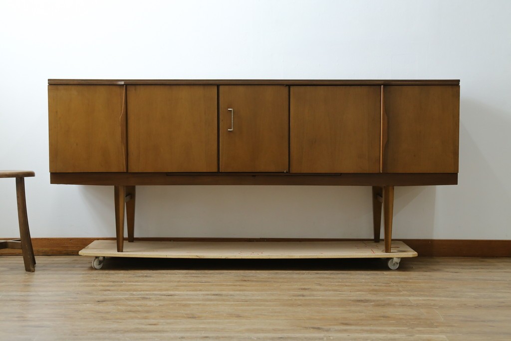 イギリスヴィンテージ　北欧　ビューティリティ Beautility　スタイリッシュな佇まいが魅力的な珍しいつくりのサイドボード　(R-050203)