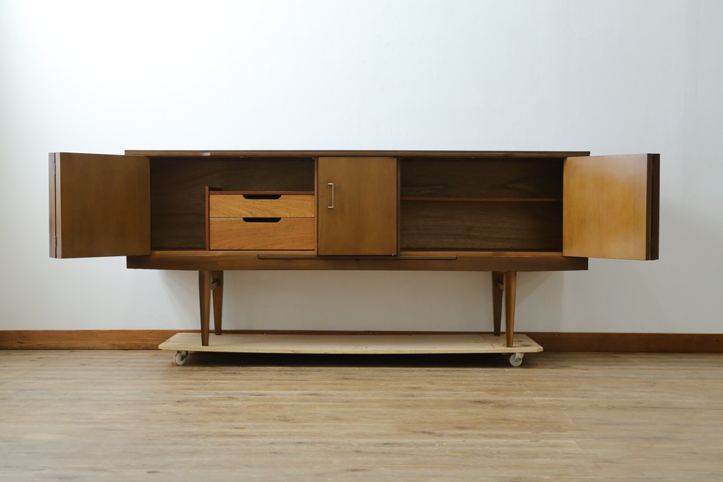 イギリスヴィンテージ　北欧　ビューティリティ Beautility　スタイリッシュな佇まいが魅力的な珍しいつくりのサイドボード　(R-050203)