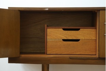 イギリスヴィンテージ　北欧　ビューティリティ Beautility　スタイリッシュな佇まいが魅力的な珍しいつくりのサイドボード　(R-050203)