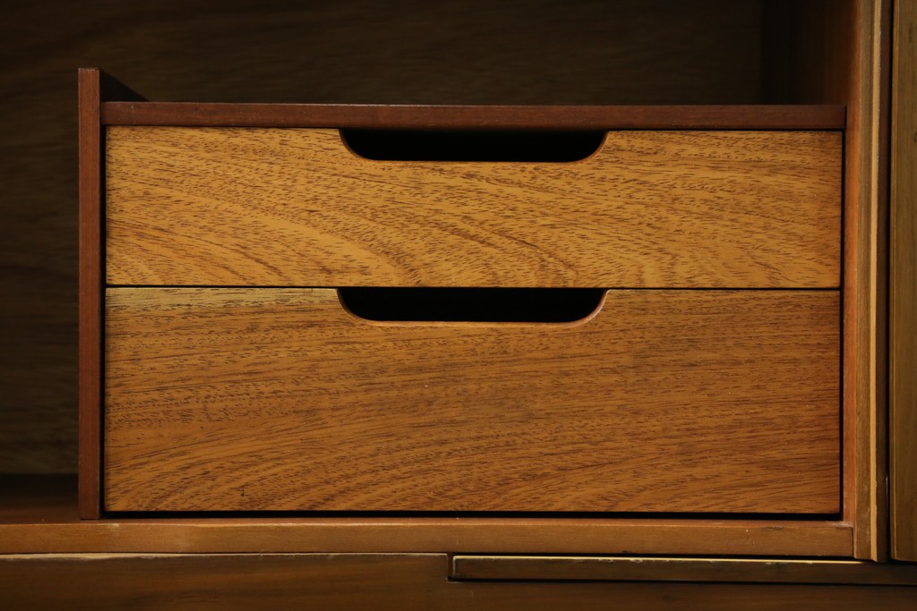 イギリスヴィンテージ　北欧　ビューティリティ Beautility　スタイリッシュな佇まいが魅力的な珍しいつくりのサイドボード　(R-050203)