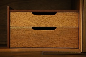 イギリスヴィンテージ　北欧　ビューティリティ Beautility　スタイリッシュな佇まいが魅力的な珍しいつくりのサイドボード　(R-050203)