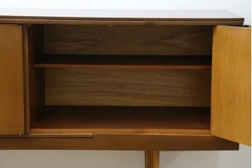 イギリスヴィンテージ　北欧　ビューティリティ Beautility　スタイリッシュな佇まいが魅力的な珍しいつくりのサイドボード　(R-050203)