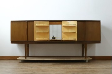 イギリスヴィンテージ　北欧　ビューティリティ Beautility　スタイリッシュな佇まいが魅力的な珍しいつくりのサイドボード　(R-050203)