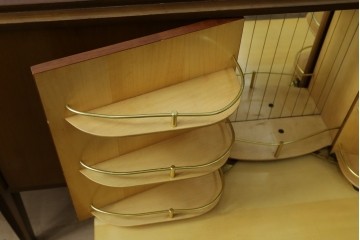 イギリスヴィンテージ　北欧　ビューティリティ Beautility　スタイリッシュな佇まいが魅力的な珍しいつくりのサイドボード　(R-050203)