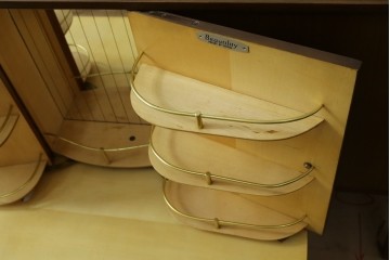 イギリスヴィンテージ　北欧　ビューティリティ Beautility　スタイリッシュな佇まいが魅力的な珍しいつくりのサイドボード　(R-050203)