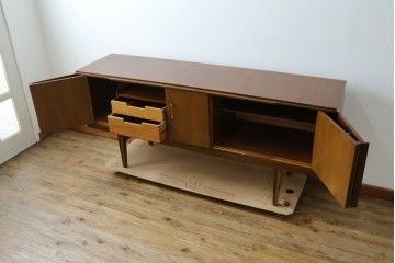 イギリスヴィンテージ　北欧　ビューティリティ Beautility　スタイリッシュな佇まいが魅力的な珍しいつくりのサイドボード　(R-050203)