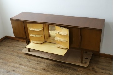 イギリスヴィンテージ　北欧　ビューティリティ Beautility　スタイリッシュな佇まいが魅力的な珍しいつくりのサイドボード　(R-050203)