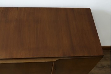 イギリスヴィンテージ　北欧　ビューティリティ Beautility　スタイリッシュな佇まいが魅力的な珍しいつくりのサイドボード　(R-050203)