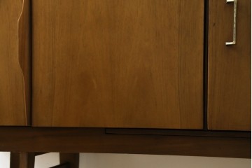 イギリスヴィンテージ　北欧　ビューティリティ Beautility　スタイリッシュな佇まいが魅力的な珍しいつくりのサイドボード　(R-050203)