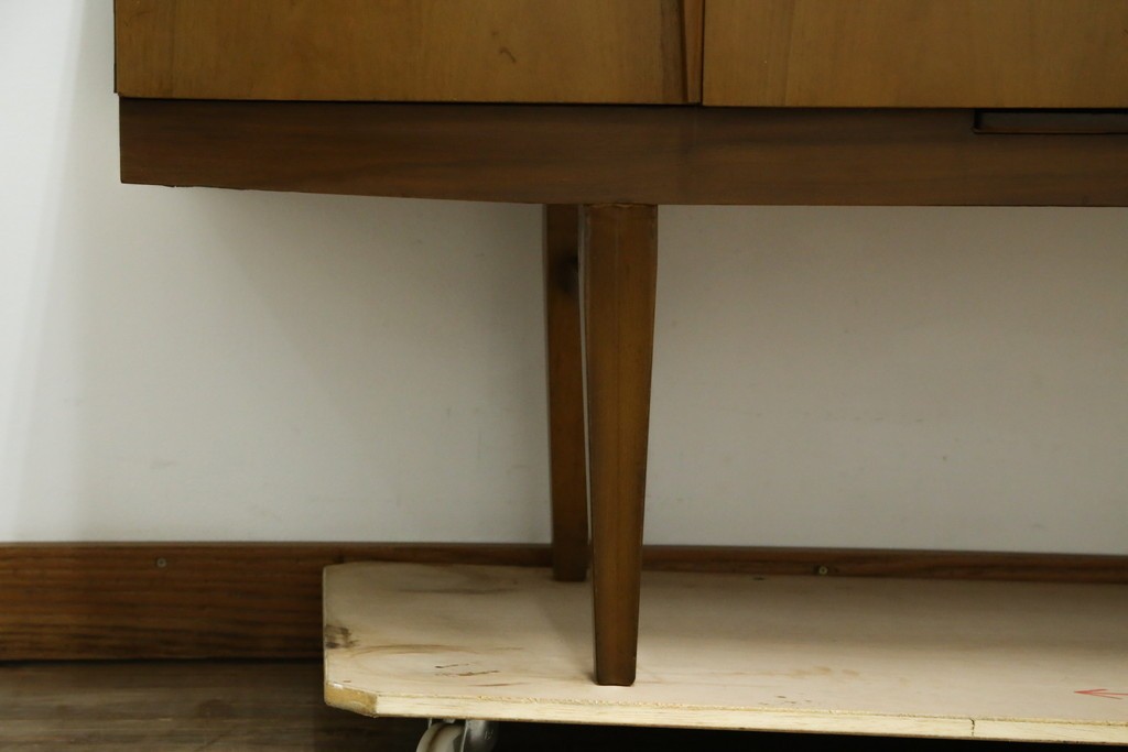 イギリスヴィンテージ　北欧　ビューティリティ Beautility　スタイリッシュな佇まいが魅力的な珍しいつくりのサイドボード　(R-050203)