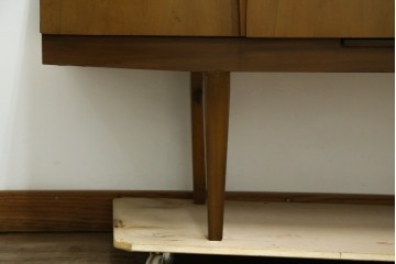 イギリスヴィンテージ　北欧　ビューティリティ Beautility　スタイリッシュな佇まいが魅力的な珍しいつくりのサイドボード　(R-050203)