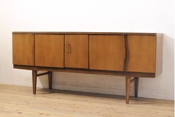イギリスヴィンテージ　北欧　　ビューティリティ Beautility　スタイリッシュな佇まいが魅力的な珍しいつくりのサイドボード(収納棚、戸棚、キャビネット、ビンテージ)(R-050203)