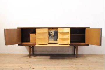 イギリスヴィンテージ　北欧　　ビューティリティ Beautility　スタイリッシュな佇まいが魅力的な珍しいつくりのサイドボード(収納棚、戸棚、キャビネット、ビンテージ)(R-050203)