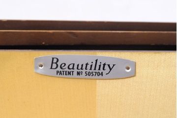 イギリスヴィンテージ　北欧　　ビューティリティ Beautility　スタイリッシュな佇まいが魅力的な珍しいつくりのサイドボード(収納棚、戸棚、キャビネット、ビンテージ)(R-050203)