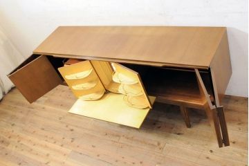 イギリスヴィンテージ　北欧　　ビューティリティ Beautility　スタイリッシュな佇まいが魅力的な珍しいつくりのサイドボード(収納棚、戸棚、キャビネット、ビンテージ)(R-050203)