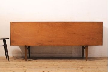 イギリスヴィンテージ　北欧　　ビューティリティ Beautility　スタイリッシュな佇まいが魅力的な珍しいつくりのサイドボード(収納棚、戸棚、キャビネット、ビンテージ)(R-050203)