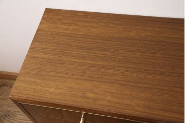 イギリスヴィンテージ　トーラ材　真鍮の縁取りと引き手が気品を高めるシンプルなチェスト(引き出し、サイドボード、ビンテージ)(R-050204)