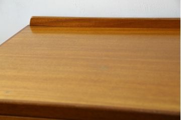 イギリスヴィンテージ　トーラ材　シンプルでスタイリッシュなデザインのサイドボード(ビンテージ、収納棚、戸棚、キャビネット、リビングボード)(R-050205)