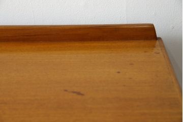 イギリスヴィンテージ　トーラ材　シンプルでスタイリッシュなデザインのサイドボード(ビンテージ、収納棚、戸棚、キャビネット、リビングボード)(R-050205)