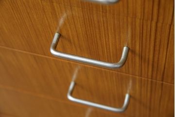 イギリスヴィンテージ　トーラ材　シンプルでスタイリッシュなデザインのサイドボード(ビンテージ、収納棚、戸棚、キャビネット、リビングボード)(R-050205)