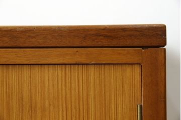 イギリスヴィンテージ　トーラ材　シンプルでスタイリッシュなデザインのサイドボード(ビンテージ、収納棚、戸棚、キャビネット、リビングボード)(R-050205)