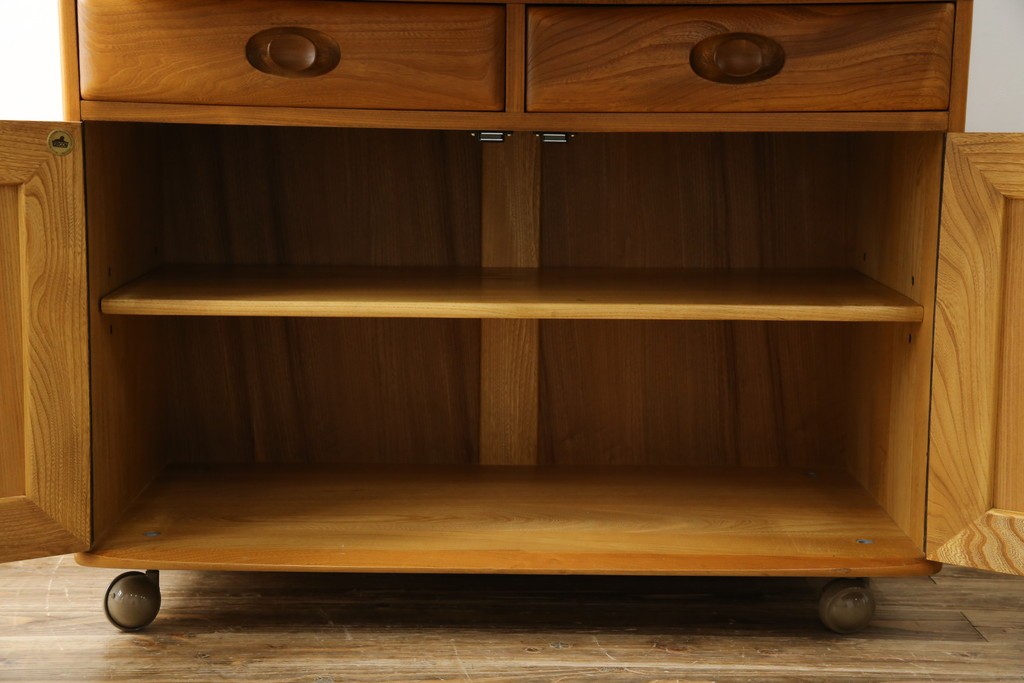 イギリスヴィンテージ　ERCOL(アーコール)　ニレ材製のキャビネット　(R-050208)