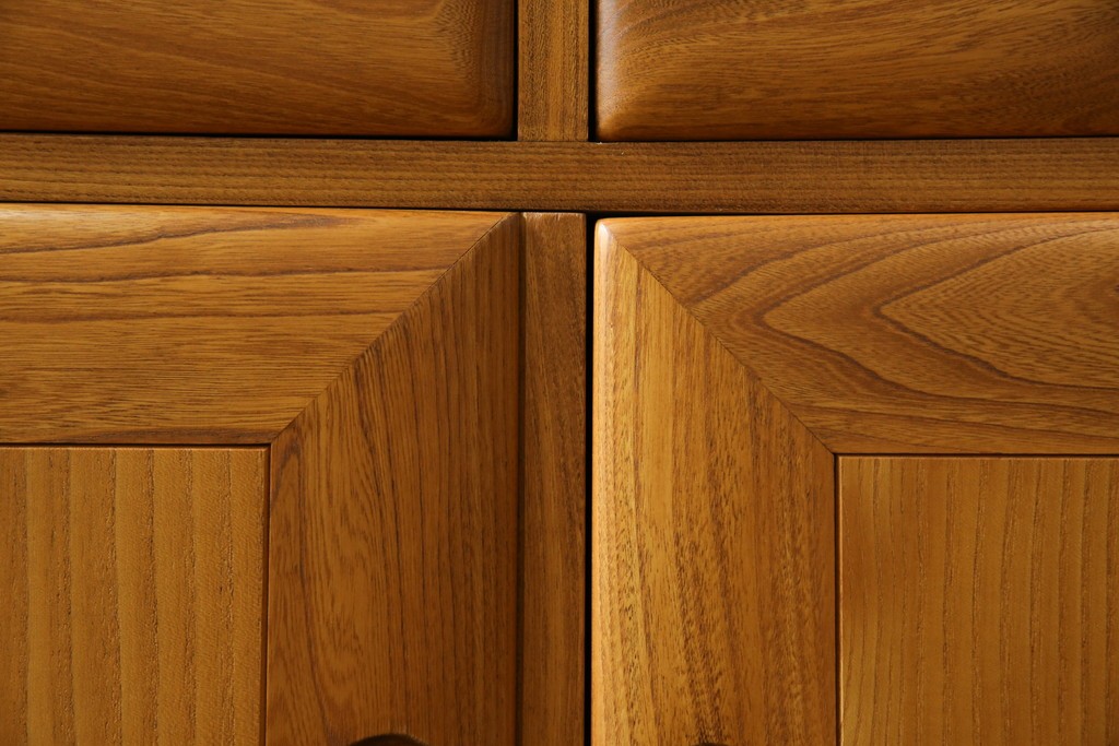 イギリスヴィンテージ　ERCOL(アーコール)　ニレ材製のキャビネット　(R-050208)