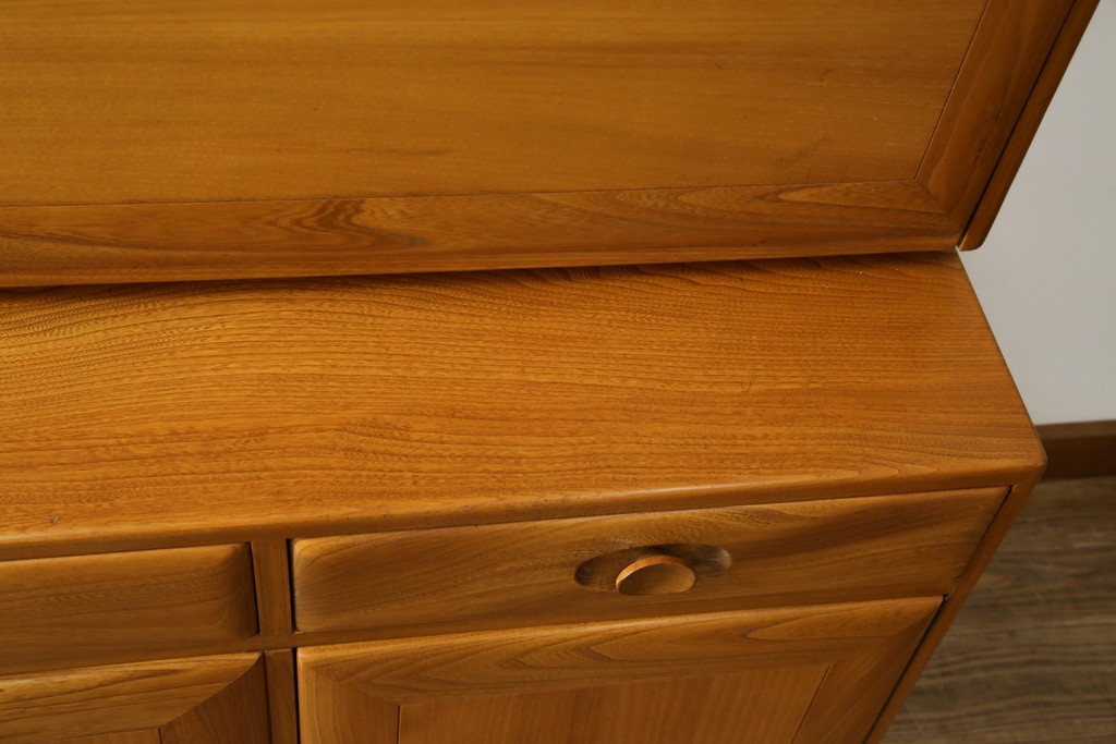 イギリスヴィンテージ　ERCOL(アーコール)　ニレ材製のキャビネット　(R-050208)