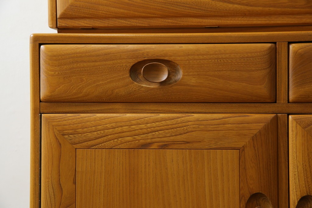 イギリスヴィンテージ　ERCOL(アーコール)　ニレ材製のキャビネット　(R-050208)